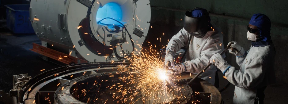 Equipamento grande de empresa sendo desmontado