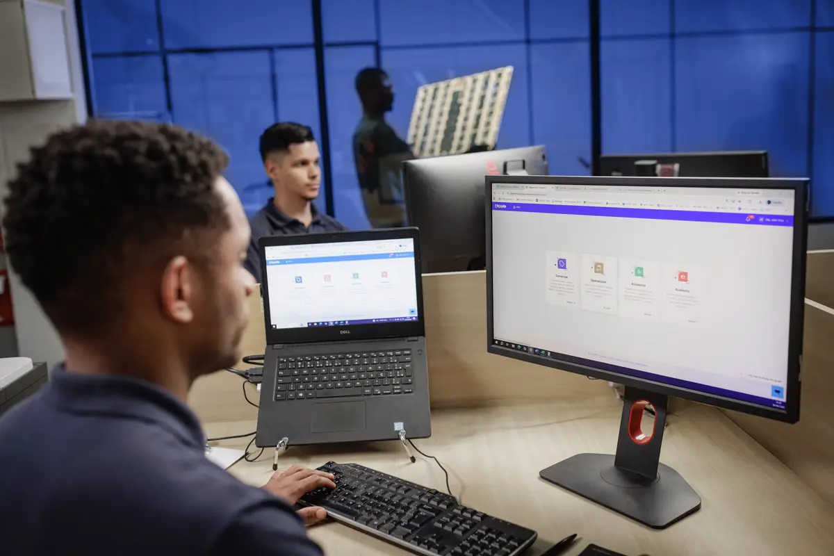 Plataforma Circulare em uso — equipe analisando painéis de gestão de resíduos